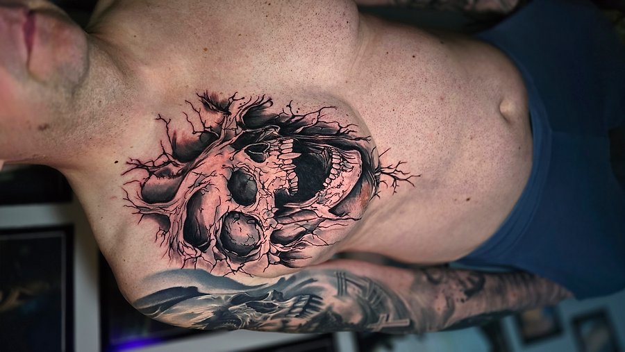 Tatuaż klatka piersiowa — czaszka