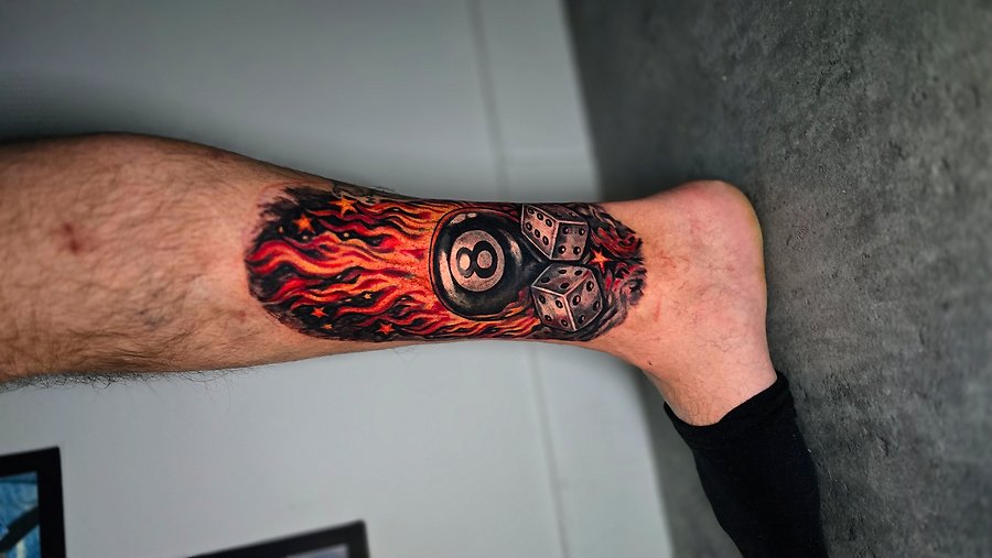 Kolorowy tatuaż — ogień i kostki