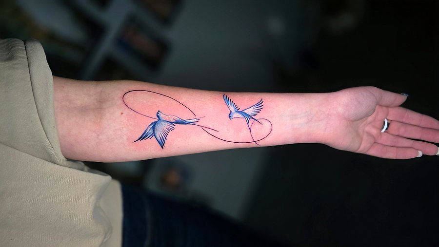 Realistyczne jaskółki — kolorowy tatuaż