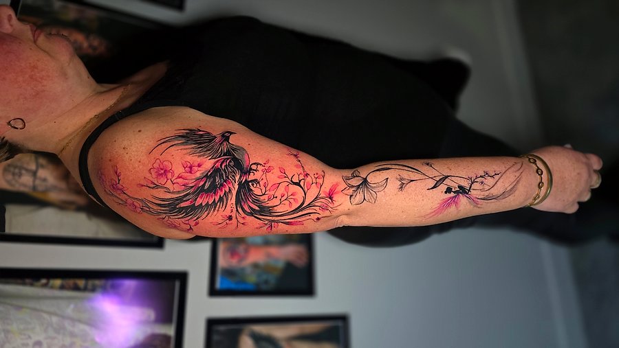 Realistyczny rękaw — feniks w kolorze