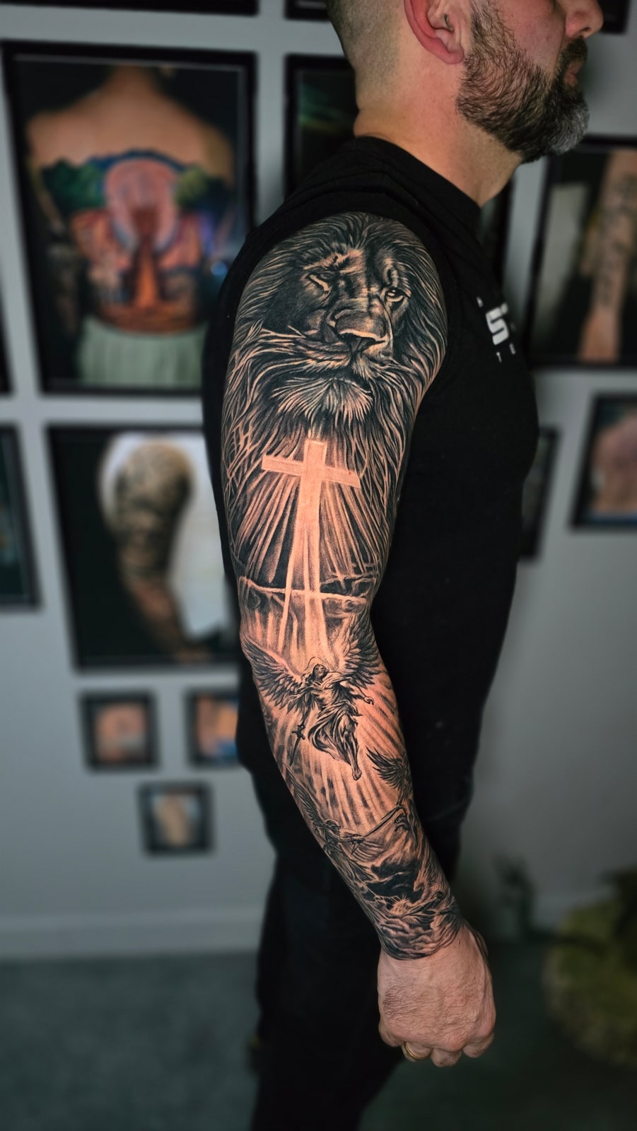 Lew, Krzyż & Anioł — Rękaw — Judin Tattoo